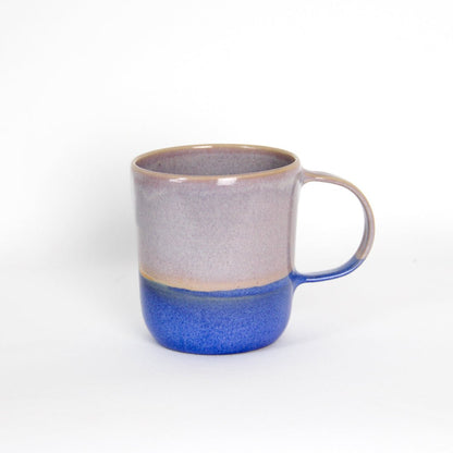 Image d'un grand mug en céramique rose et bleu. L'anse est large pour une bonne prise en main. Sa contenance est de 500ml.