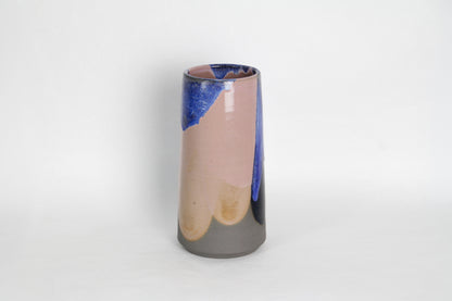 Image d'un vase rose et bleu en céramique. Le vase est tourné au tour de potier avec du grès anthracite.