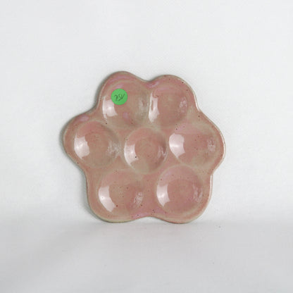 Image d'une marguerite plate en céramique qui sert de support pour bijoux ou pierre. 