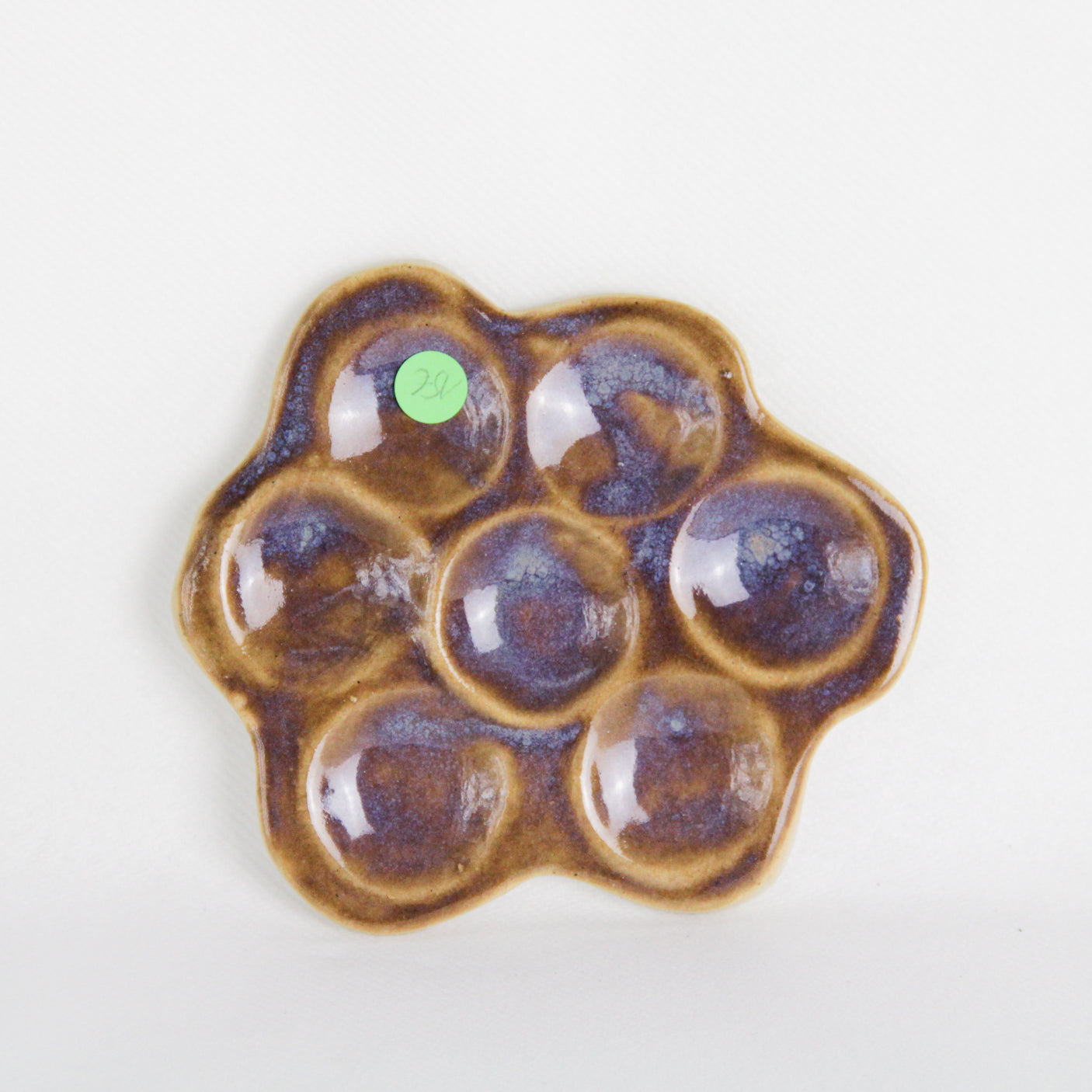 Image d'une marguerite en céramique de couleur violette avec des nuances. C'est un objet décoratif.