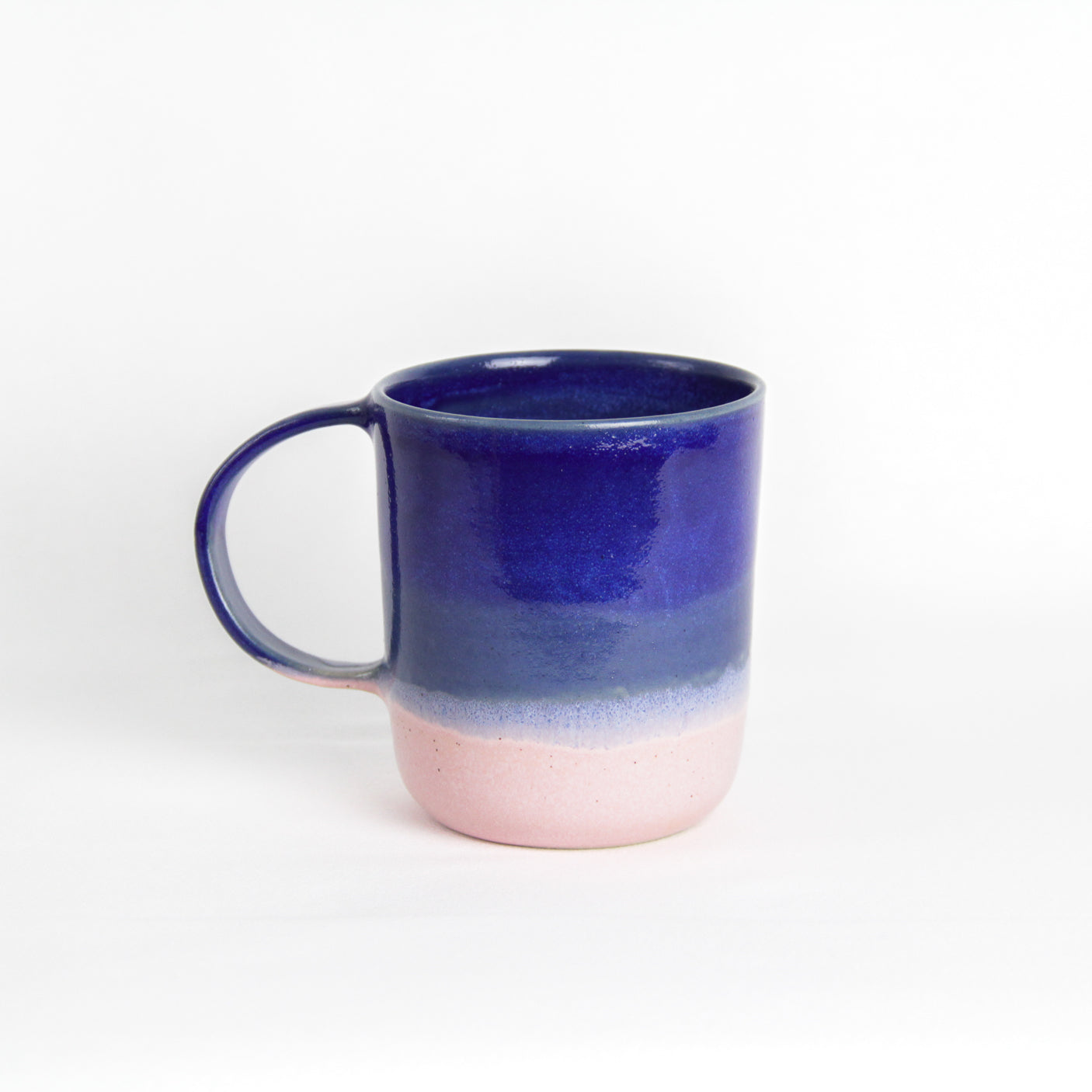Image d'un grand mug rose et bleu avec une large anse.