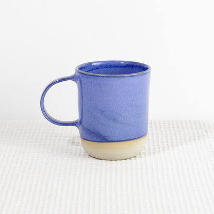 Image d'un grand mug bleu en céramique artisanale. L'anse est large et sa contenance est de 500ml. 