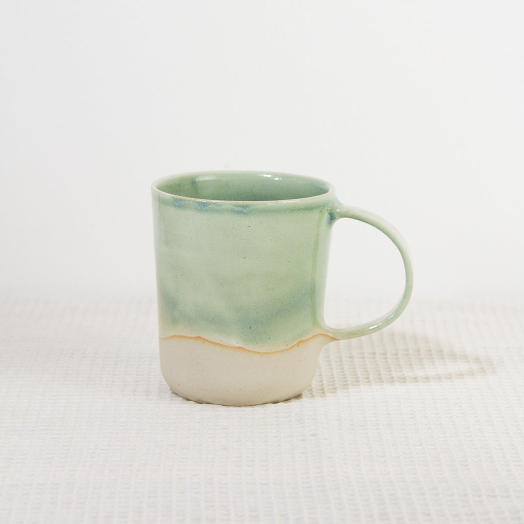 Grand mug couleur céladon avec large anse