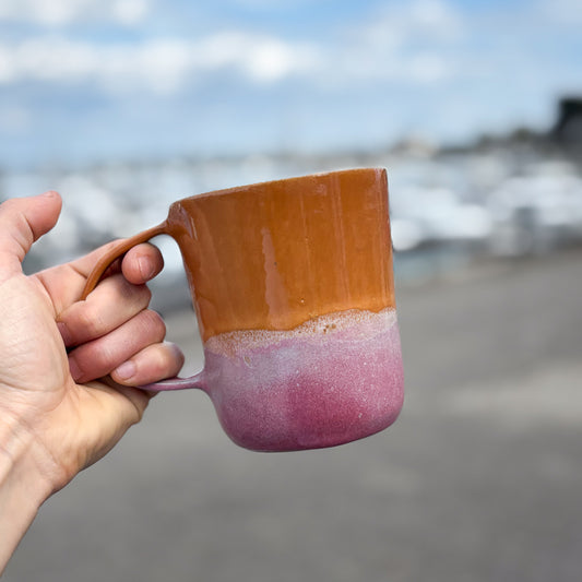 Grand mug artisanal en grès bicolor rose et caramel de la collection terre de rose