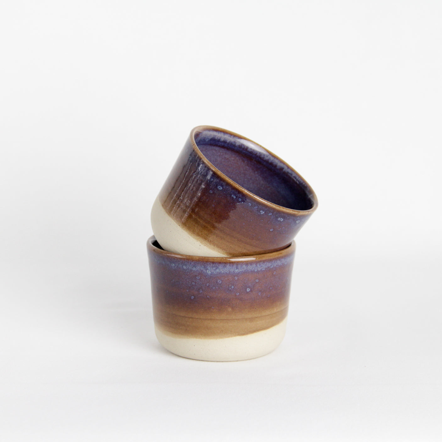 Image de deux tasses en céramique qui s'empilent.