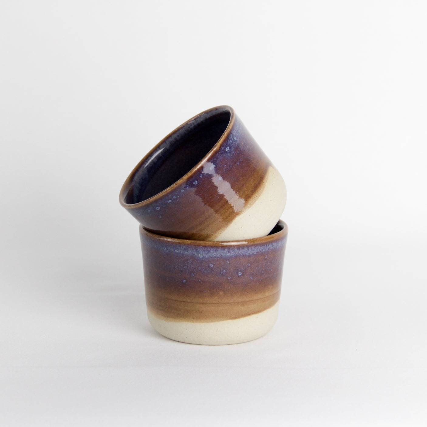 Image de deux petites tasses en céramique. 