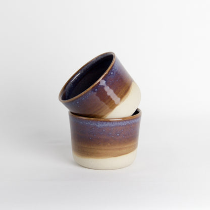 Image de deux petites tasses en céramique. 