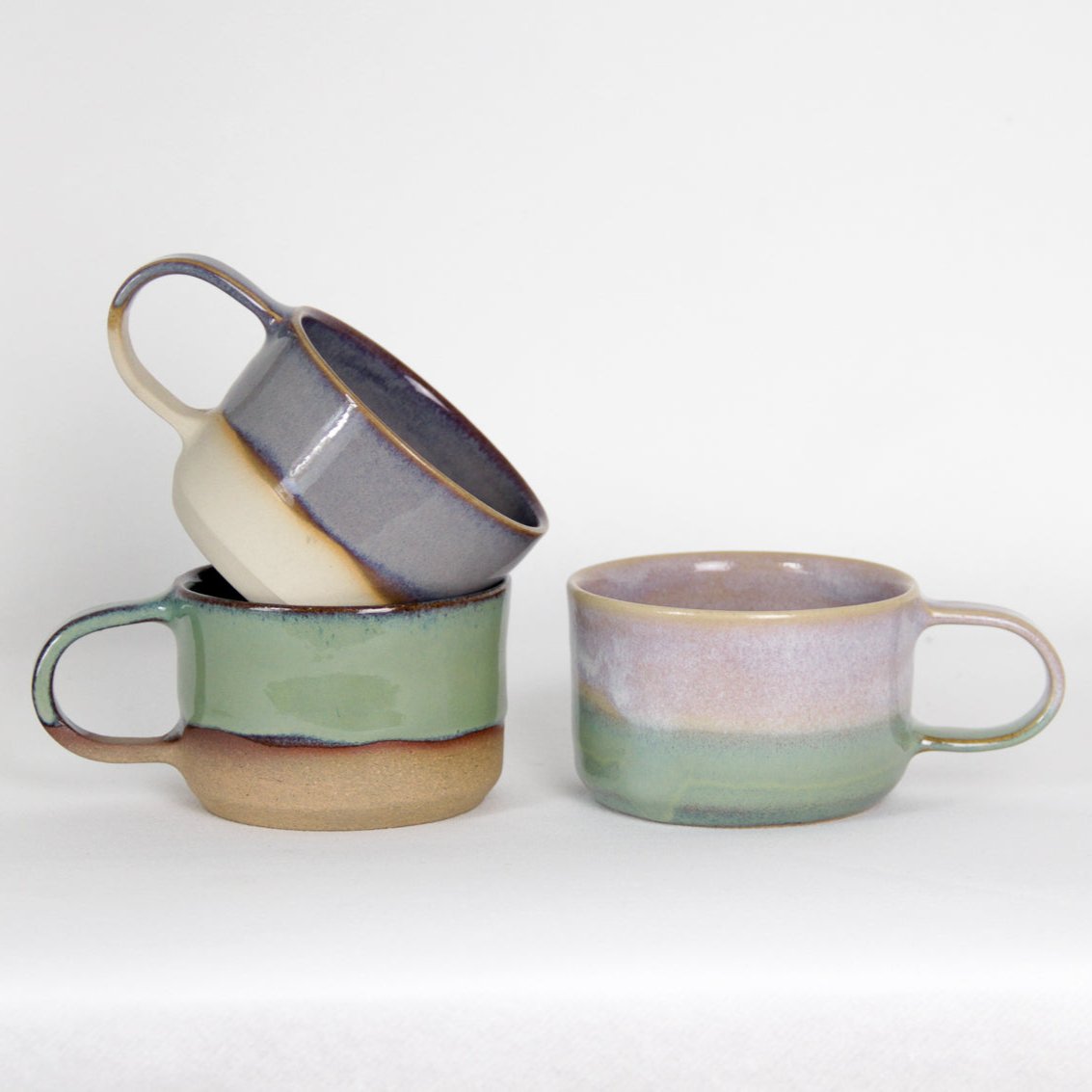 Image de trois petites tasses à café en grès. Forme moderne et design coloré, les tasses s'empilent facilement.